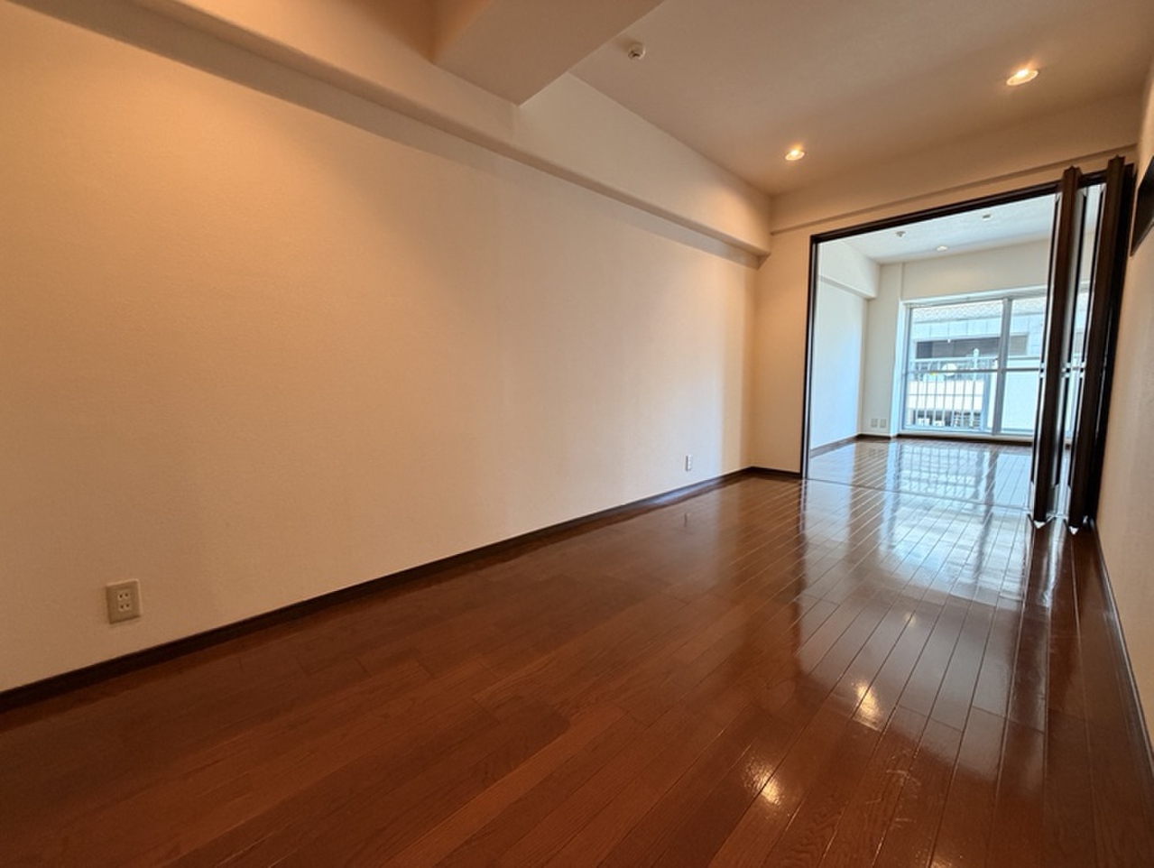 【洋室】LDKに隣接する洋室です。折れ戸で仕切られており、一体利用が可能。ライフスタイルに合わせてフレキシブルにご活用いただけます。