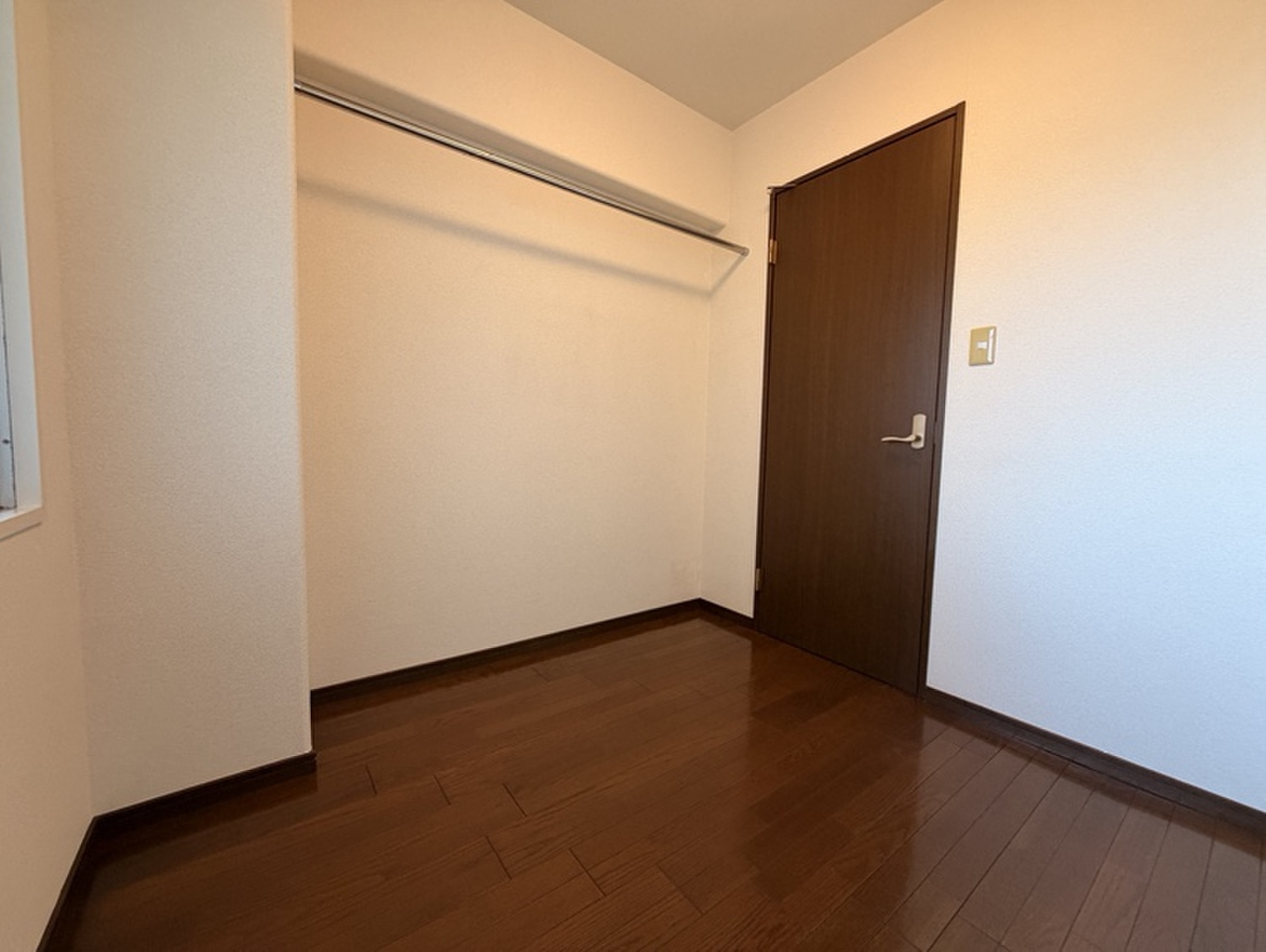 【洋室】書斎や在宅ワークスペースなど、落ち着いて集中できる独立性の高い洋室です。壁面にはハンガーパイプが備わっており、収納部屋としても活用できそうです。