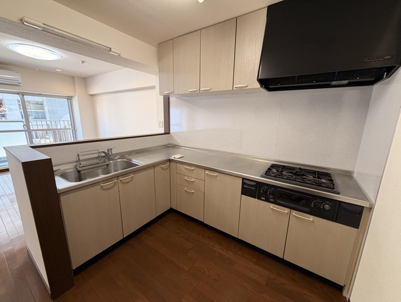 【キッチン】作業スペースが広く、スムーズな動線が魅力のL字型キッチンが採用されています。コンロは3口仕様で、同時に複数の調理が行えます。朝の忙しい時間帯や来客時などに、活躍しそうです。