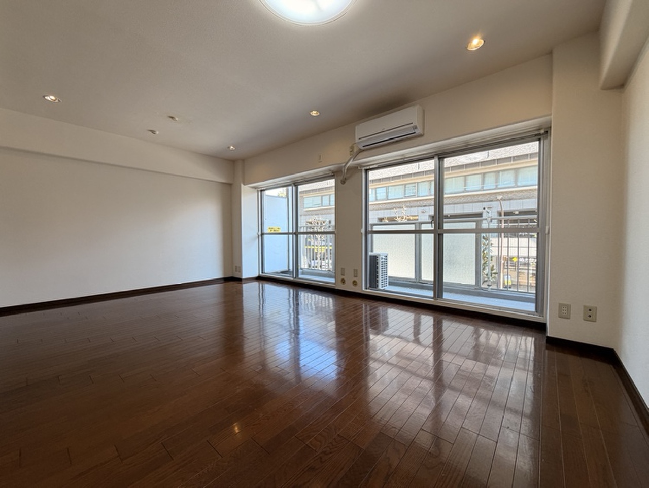 【LDK】東向きバルコニーに面した広々としたLDK。ソファやダイニングセットを配置してもゆとりある広さが確保されており、自由度の高いコーディネートを楽しめます。