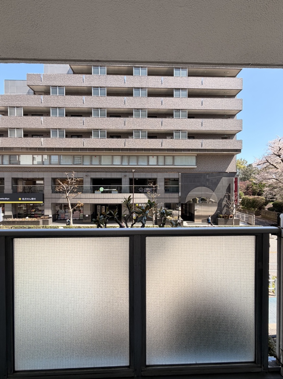 【バルコニー】午前中から陽光が差し込む東向きバルコニーです。LDKの掃き出し窓から出入り可能で、洗濯物もたっぷり干せるゆとりある広さが確保されています。