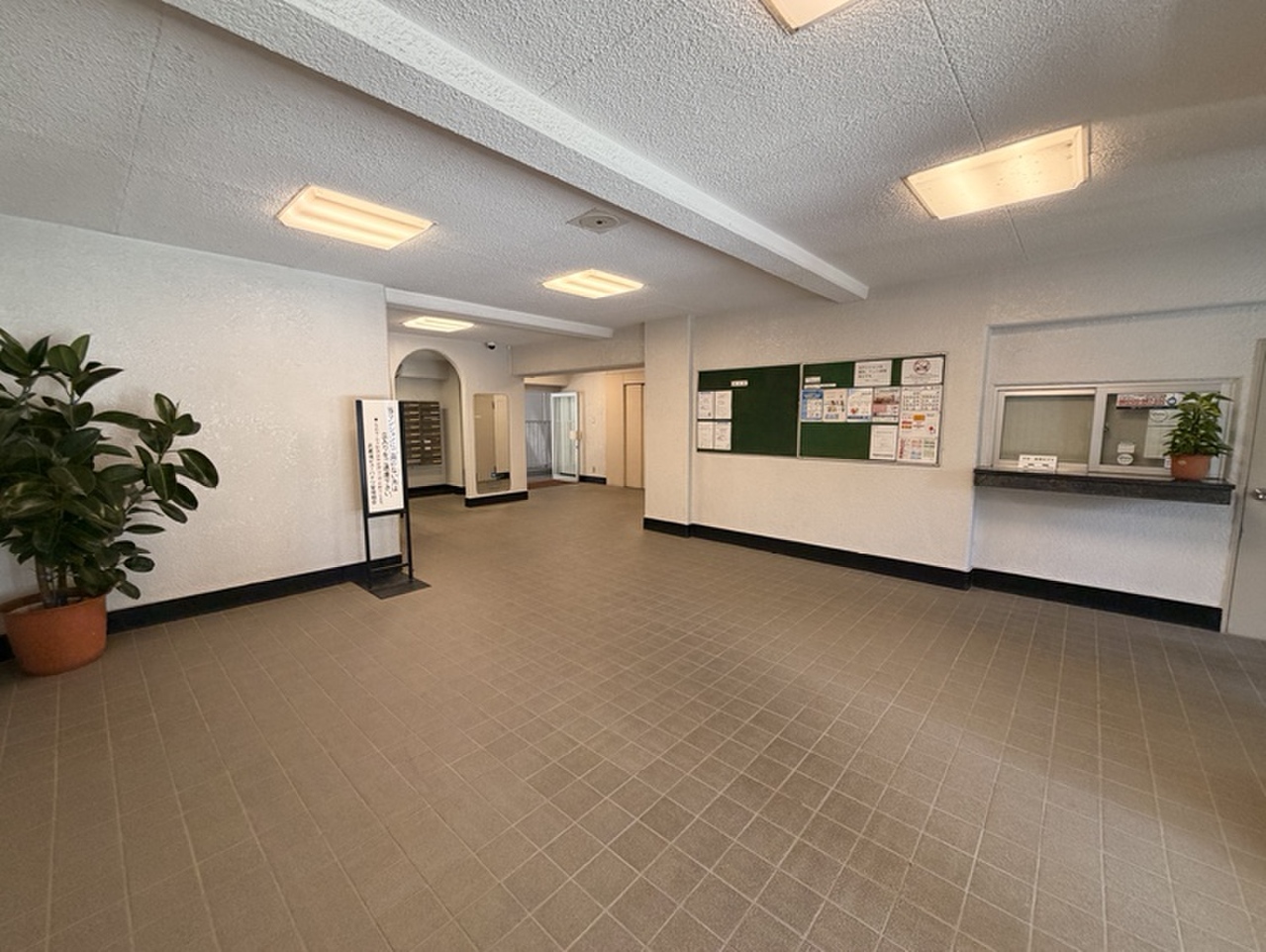 【エントランス】清掃が行き届いた開放感のあるエントランスです。管理形態は日勤。掲示板・集合ポスト・エレベーターなどが設置されています。