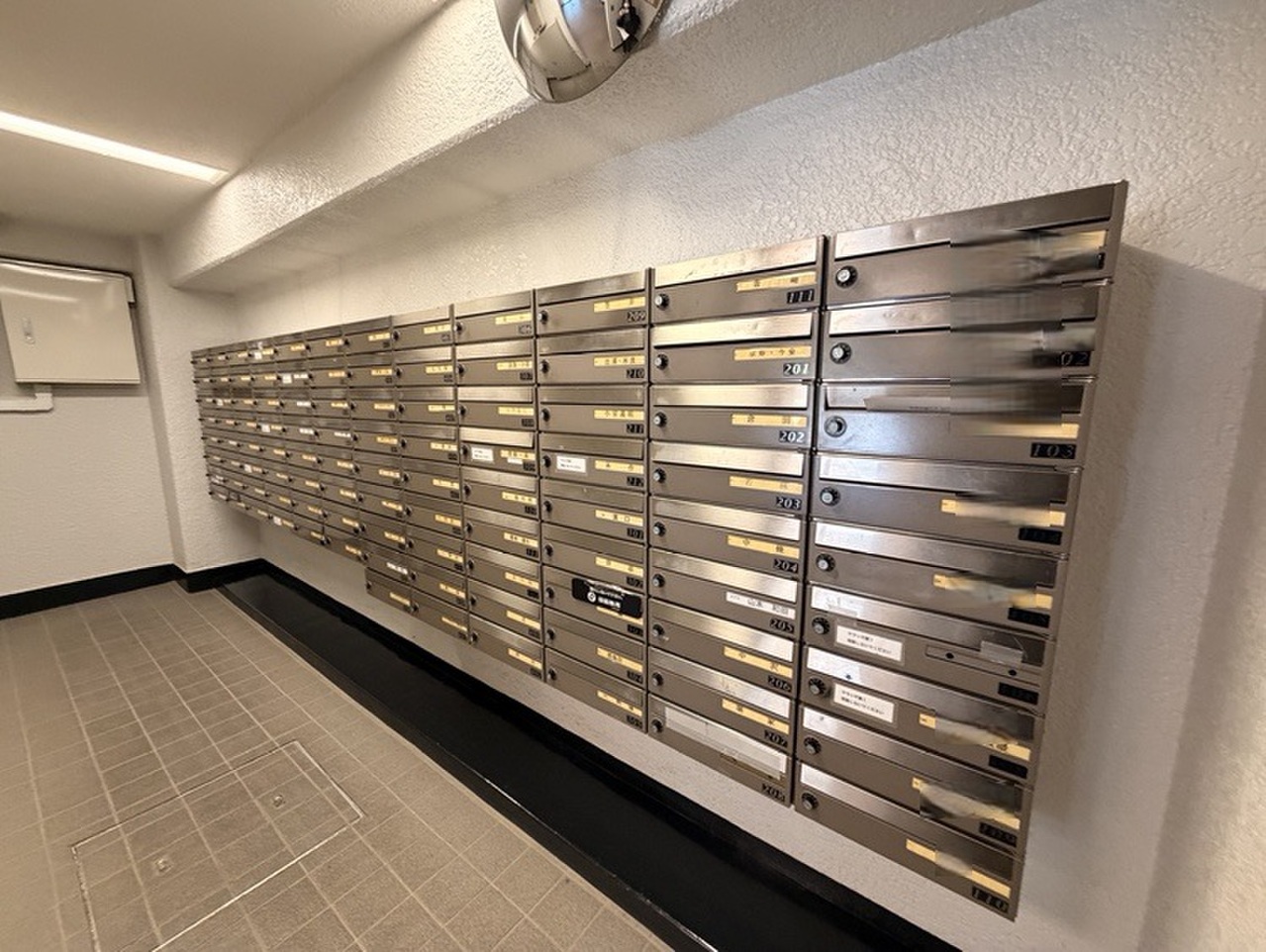 【集合ポスト】エントランス部分には、ダイヤル式の集合ポストが備わっています。住民以外がお部屋に近づきにくく、防犯対策としても役立ちます。雨にぬれずに郵便物を取りに行けるため便利です。