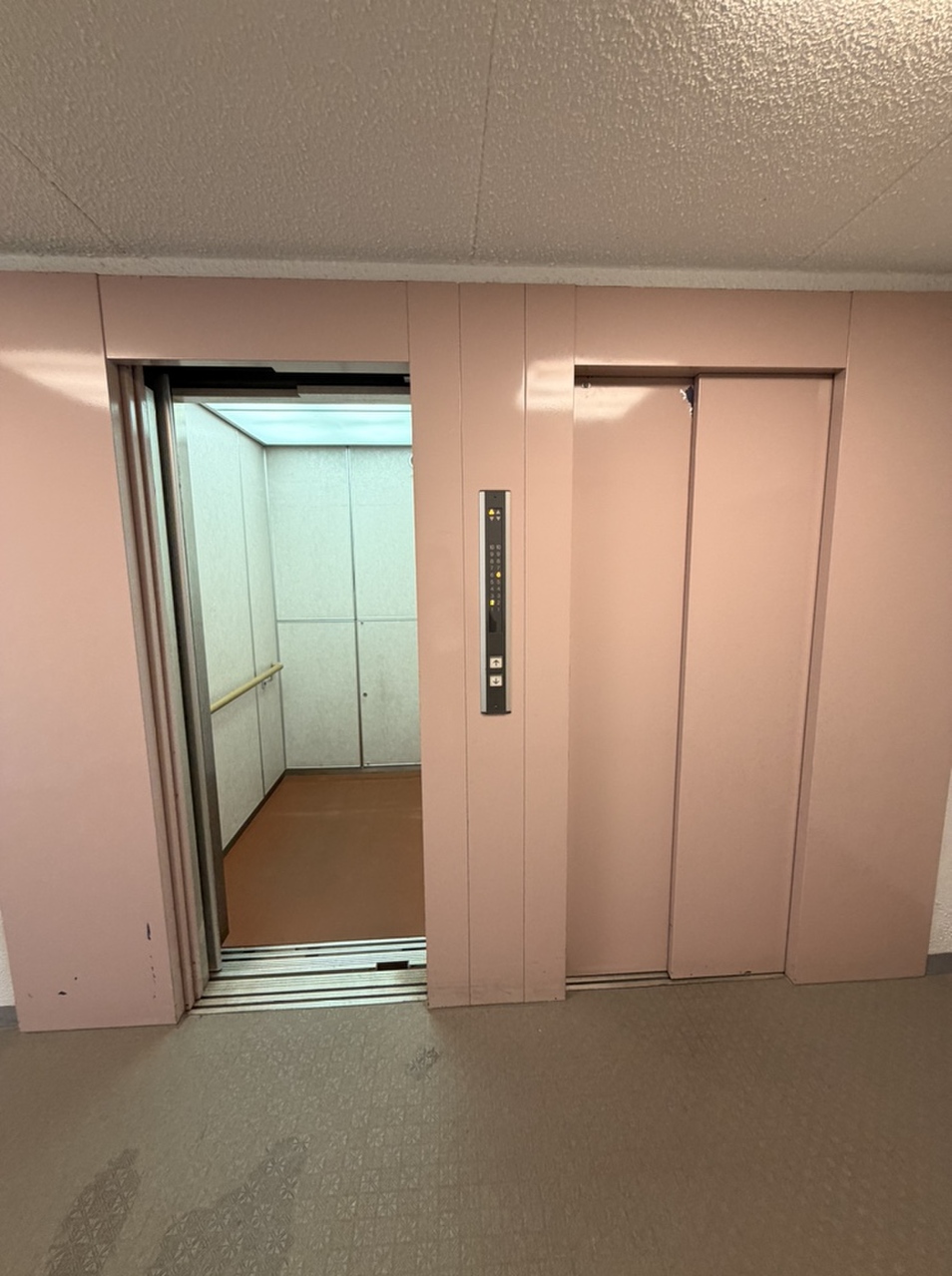 【エレベーター】エントランスには2基のエレベーターが設置されています。お買い物やお仕事帰りに重い荷物を持っていても、スムーズに上下階の移動ができます。