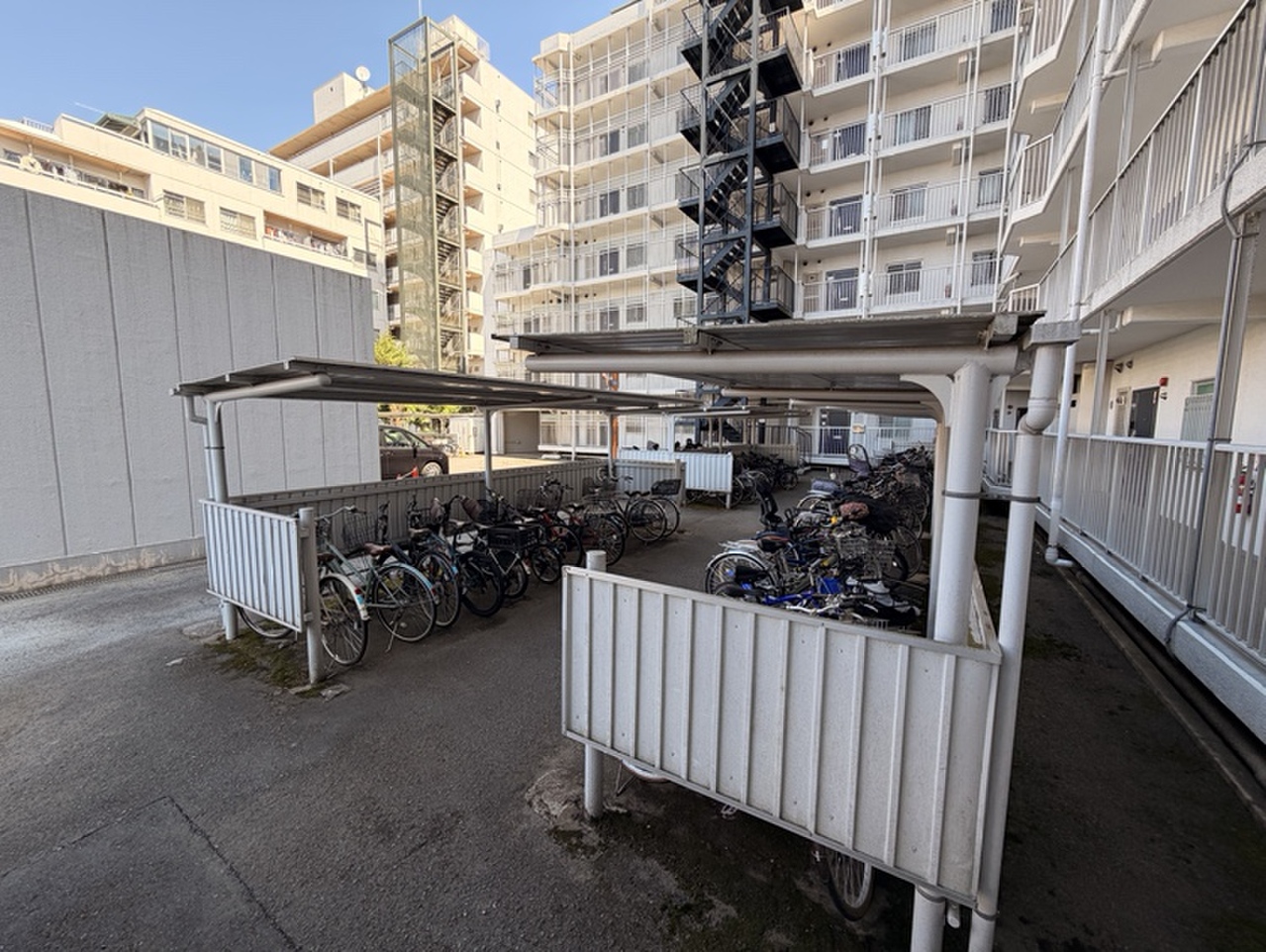 【駐輪場】マンション敷地内に駐輪場が設置されています。屋根付きで、日差しや雨風にさらされにくく、自転車の劣化を防げます。空き状況など、詳細はお気軽にお問い合わせください。