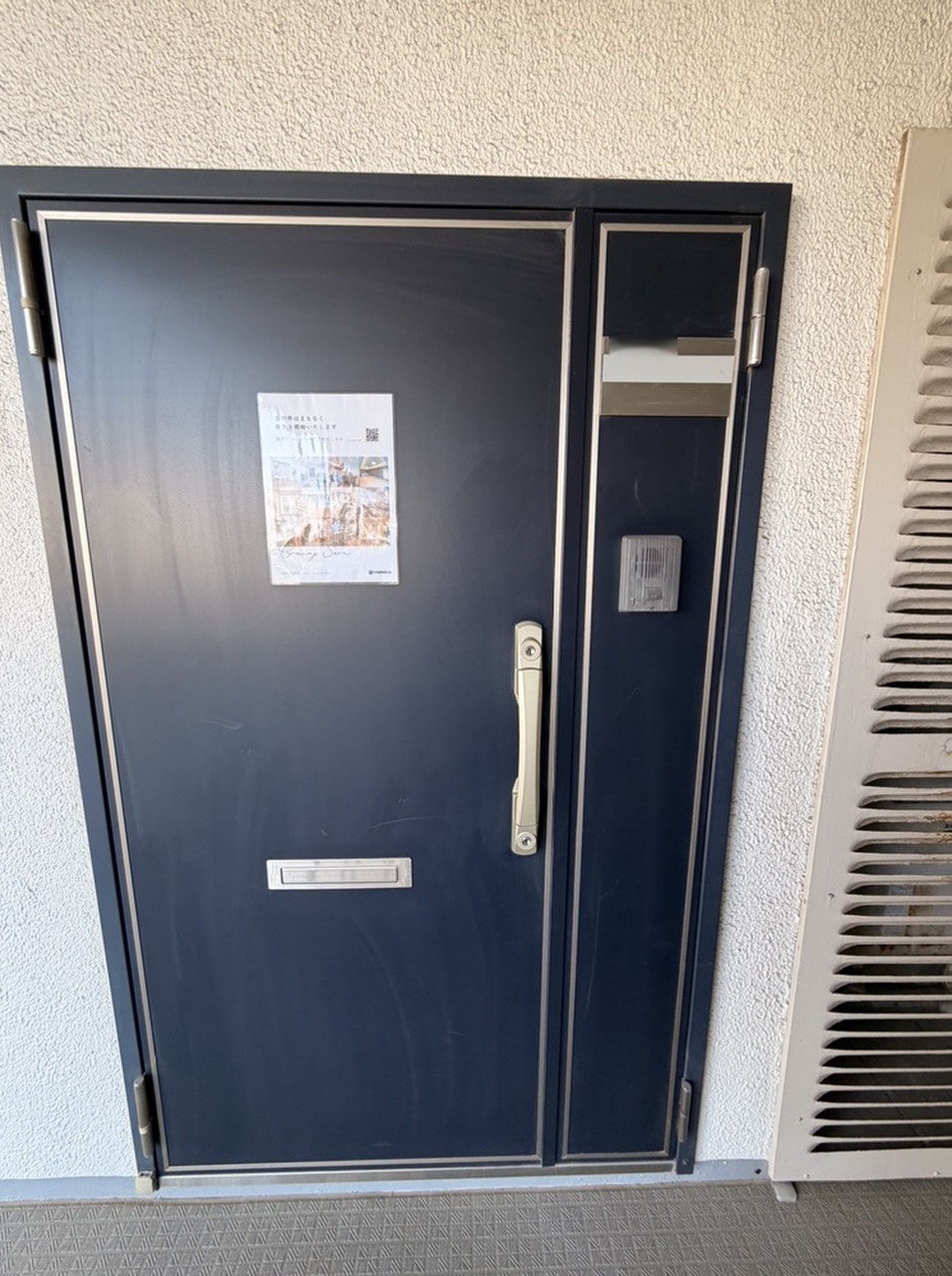 【玄関】上品さと落ち着きを感じられる玄関ドア。2ヶ所に鍵が備わっているダブルロック仕様のため、防犯性が高く、セキュリティ面にも配慮されています。