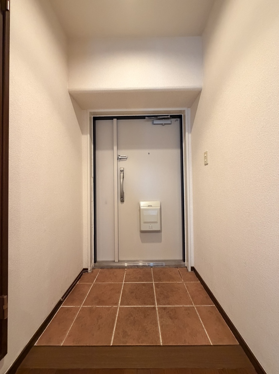 【玄関】窮屈さを感じにくい、ゆとりある広さの玄関。土間スペースには、収納やラックなども置けそうです。玄関横には洗面所があり、帰宅時の手洗いもスムーズに行えます。