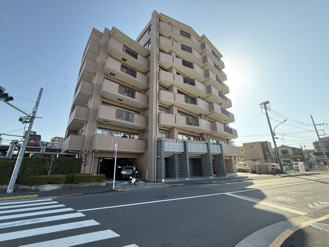 鉄筋コンクリート造8階建、総戸数35戸の分譲マンション