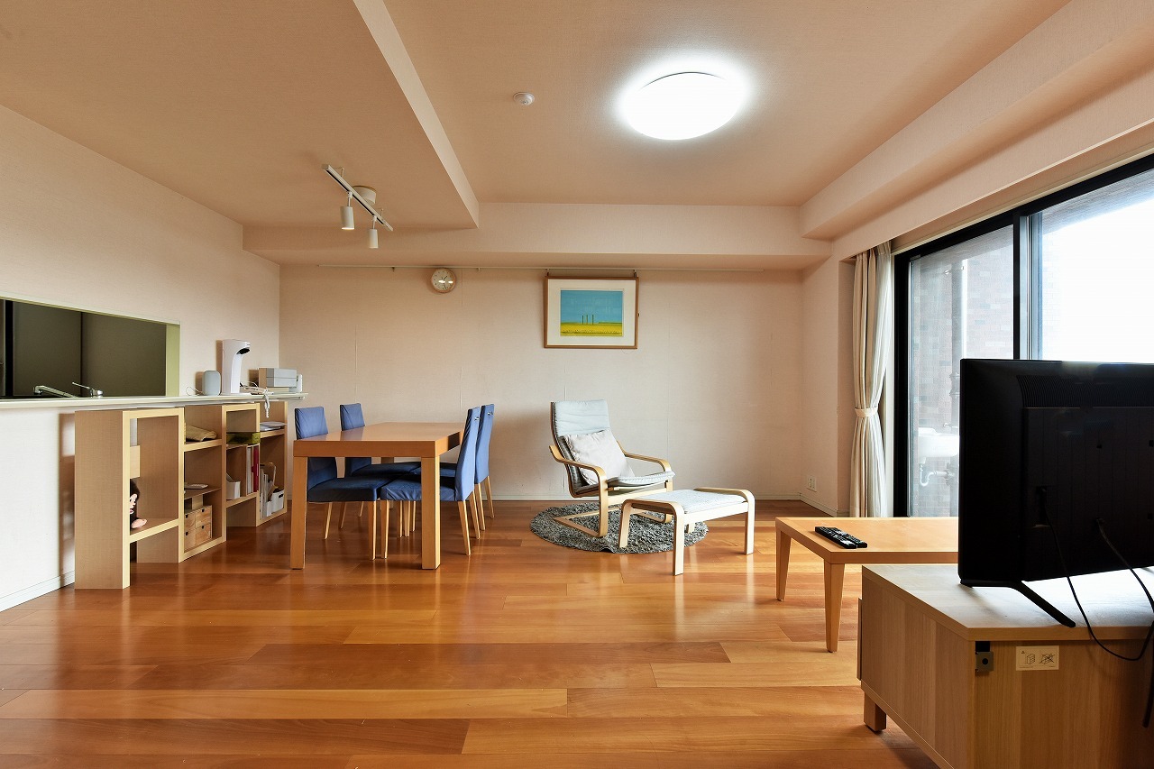 【LD/約13.0帖】家具の配置がしやすい縦型レイアウト。約0.9帖の納戸が備わっており、日用品やストック品の収納に便利。生活感を抑え、すっきりとした住空間を保てます。