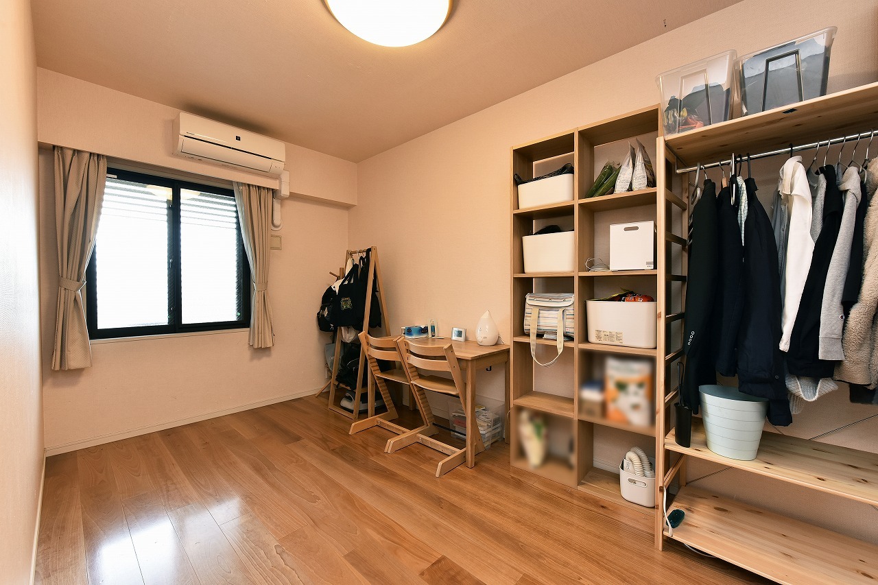 【洋室/約7.0帖】約7.0帖のゆとりある広さが確保された洋室。主寝室としてはもちろん、お子様の勉強部屋やテレワークスペースなど、ライフスタイルに合わせて多目的に活用できます。WIC付き。