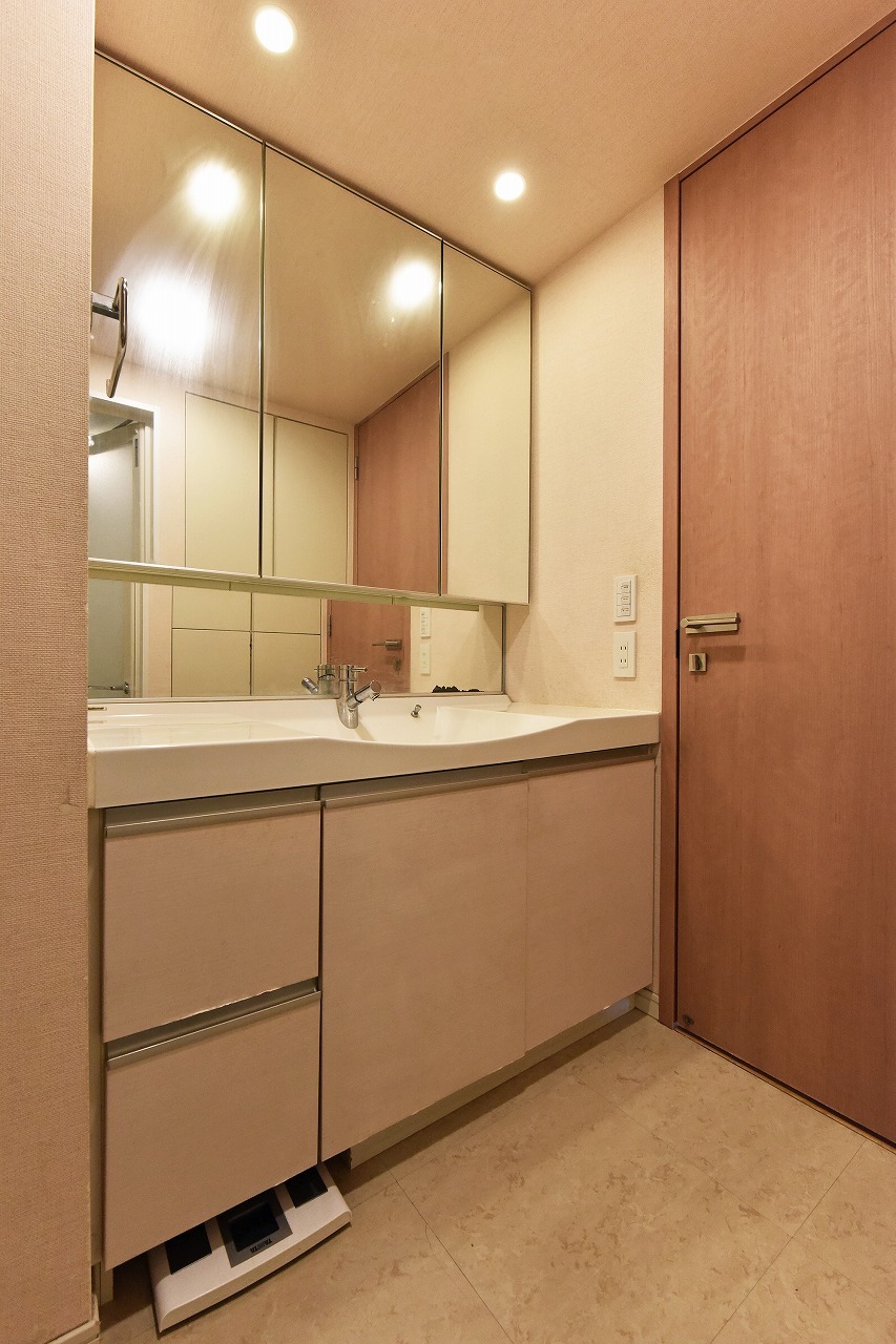 【洗面室】お子様や背の低い方でも使いやすい、チャイルドミラーが備わった三面鏡付きの洗面化粧台。鏡の裏側は収納スペースになっており、洗面周りの小物類を収納できます。