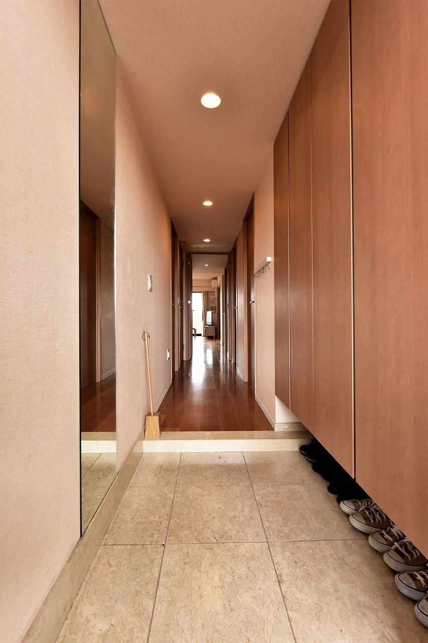 【玄関】玄関横には、トール型の下足入が設置されています。姿見付きで、お出かけ前の身だしなみチェックにも便利です。