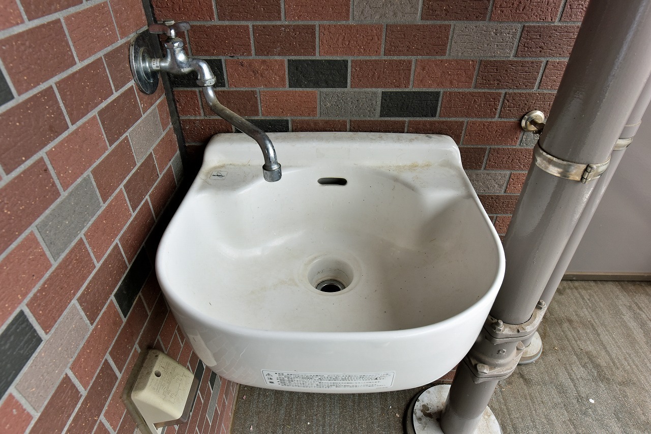 【スロップシンク】バルコニーにはスロップシンク付き。汚れものを洗う際やバルコニーのお掃除の際にも、手軽にお水を使用できます。