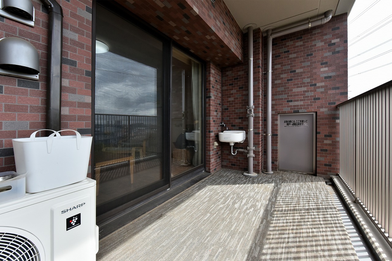 【バルコニー】西側に位置する、奥行きのあるバルコニー。午後の柔らかな光が差し込み、お洗濯物もすっきりと乾かせそうです。