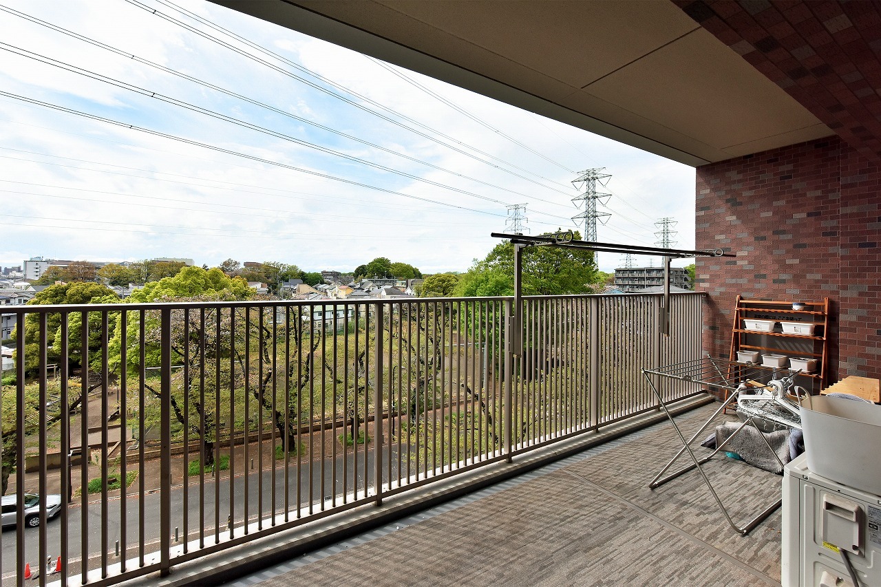 【バルコニー】お好みのテーブルや椅子を置いて、心地よい風を感じながら朝食やティータイムを楽しむセカンドリビングとしても活用できます。