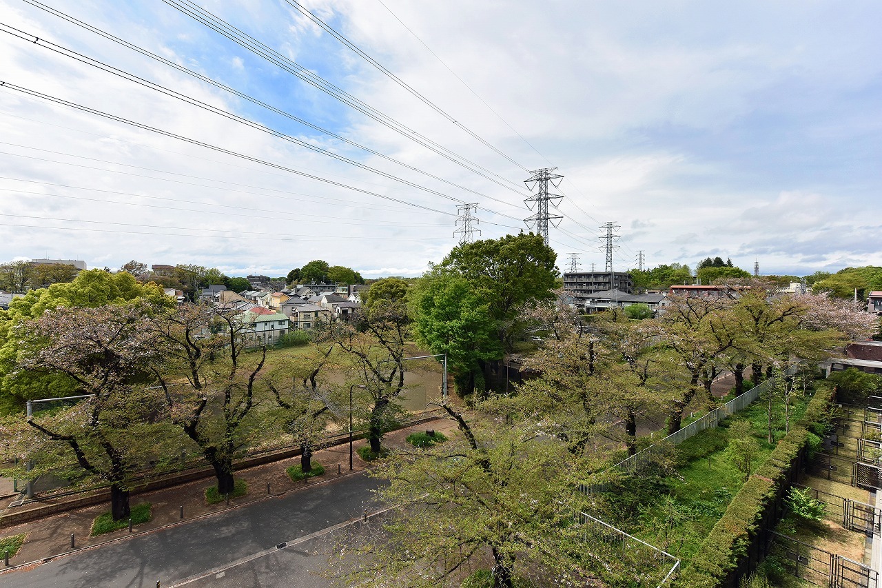 【バルコニーからの眺望】地上9階建の5階部分に位置しています。前面には視界を遮る高い建造物はなく、室内に清々しい空気を取り入れることができます。※眺望は将来に渡って保証するものではありません。