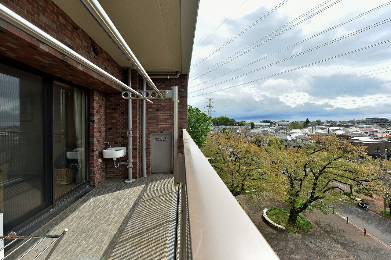 【バルコニーからの眺望】バルコニーへはLDと和室から出入り可能。家事の合間に気軽にリフレッシュできそうです。※眺望は将来に渡って保証するものではありません。