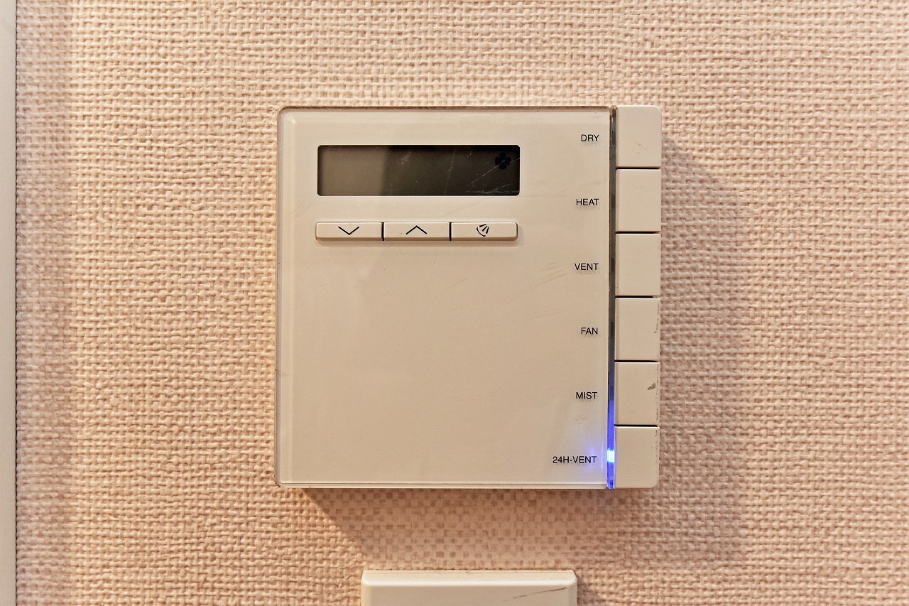 【浴室設備】雨の日の衣類乾燥に重宝する浴室換気乾燥機が搭載されています。ミストサウナ付きで、バスタイムをより心地よくお過ごしいただけます。