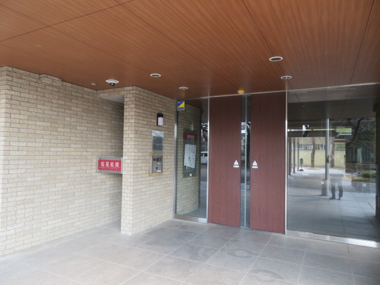 【エントランス】24時間ゴミ出し可能なダストスペース付き。全戸分のトランクルーム(※使用料なし)も用意されており、すっきりとした暮らしを支えます。