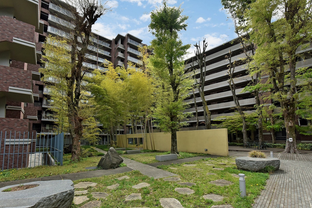 【共用部】敷地内には駐車場も用意されており、快適なカーライフをサポートします。※最新の空き状況・利用料金など、詳細につきましてはお問い合わせくださいませ。