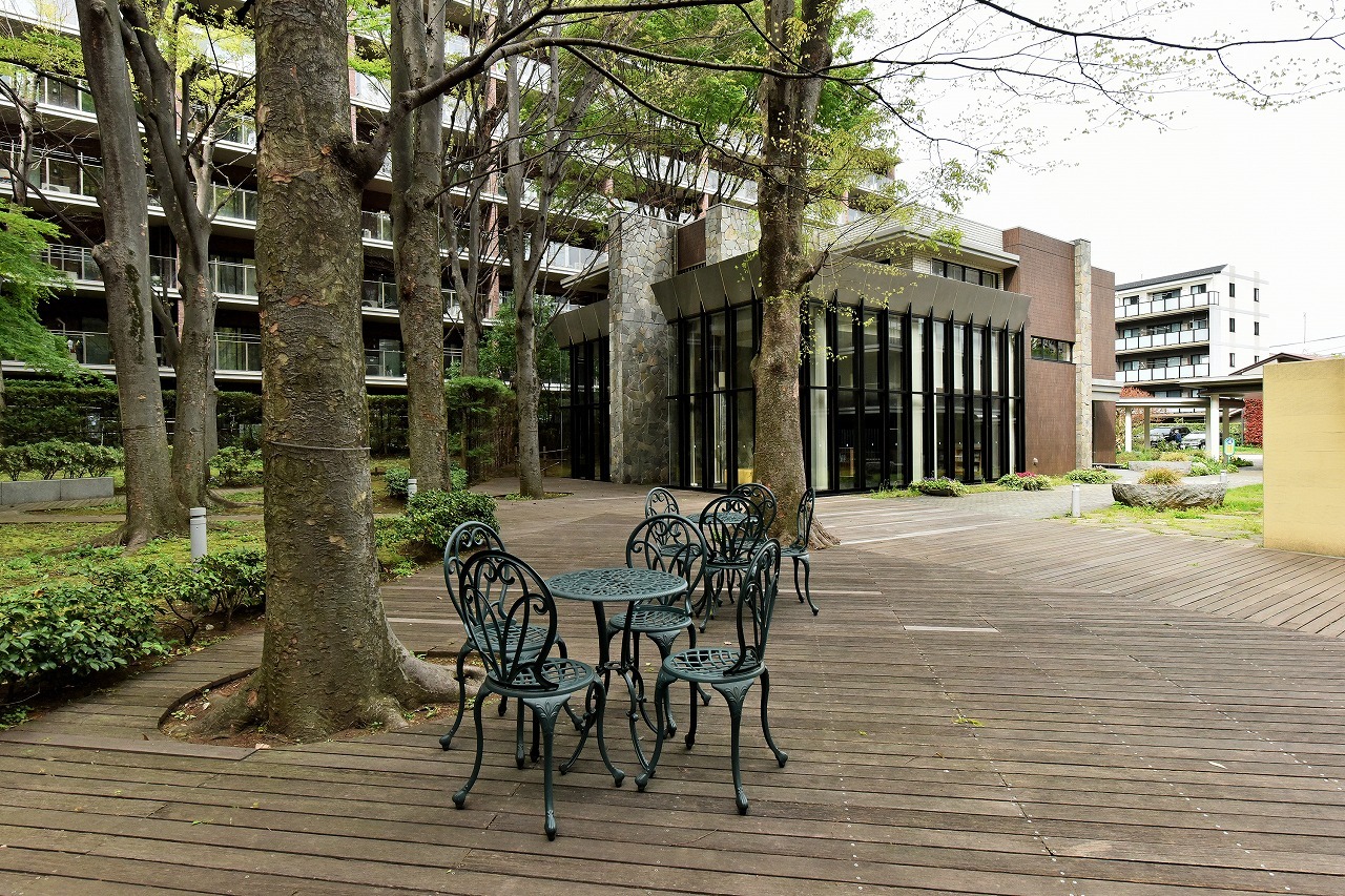 【共用部】スーパーやコンビニなどのお買い物施設、小中学校も徒歩11分圏内に揃い、子育て中のご家族にもおすすめの住環境です。