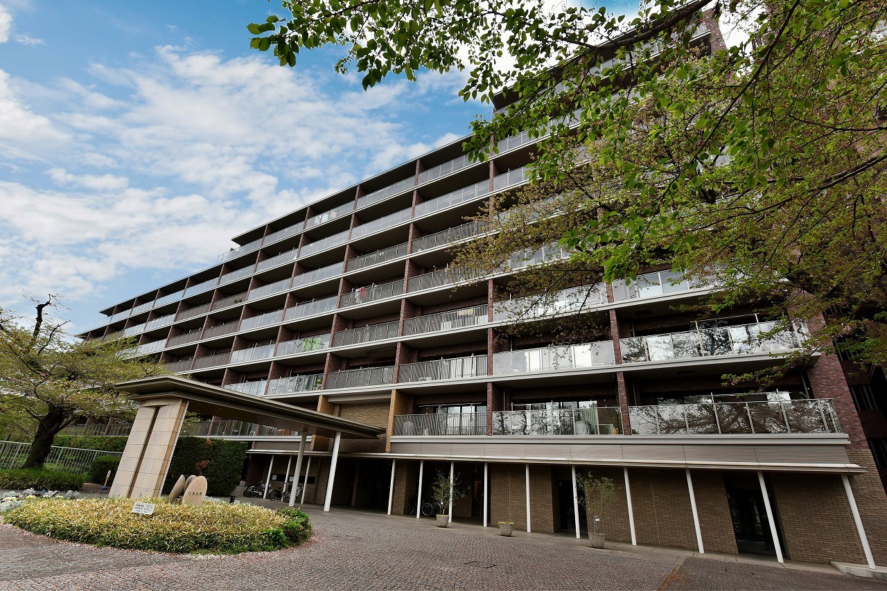 【現地外観】JR中央線「東小金井」駅まで徒歩17分。総戸数292戸の大規模コミュニティ。万一の地震に備え、建物の揺れを軽減する「RSL免震システム」が採用された免震構造マンションです。