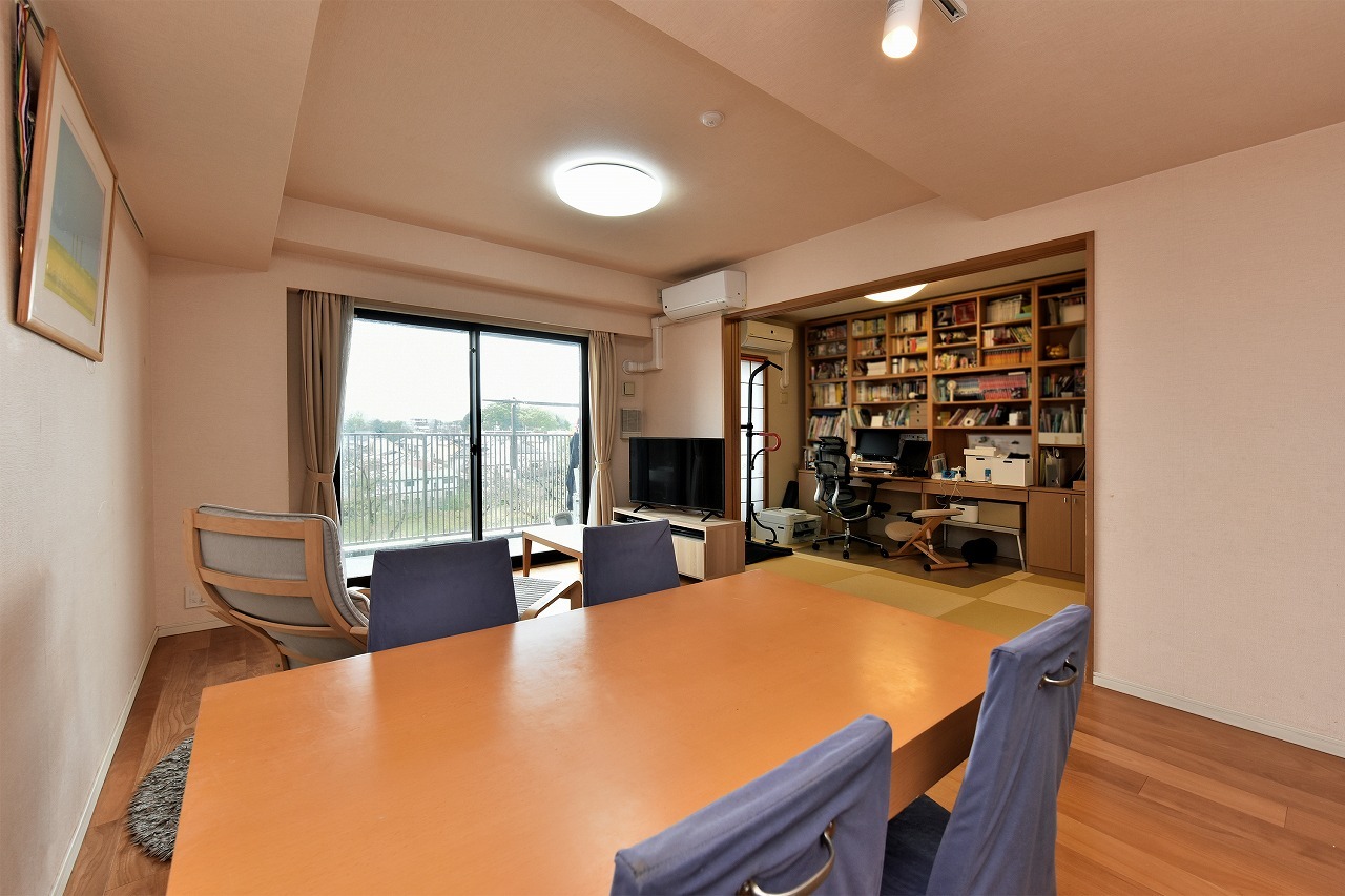 【LD/約13.0帖】西側に設けられた掃き出し窓からは、バルコニーへ出入り可能です。