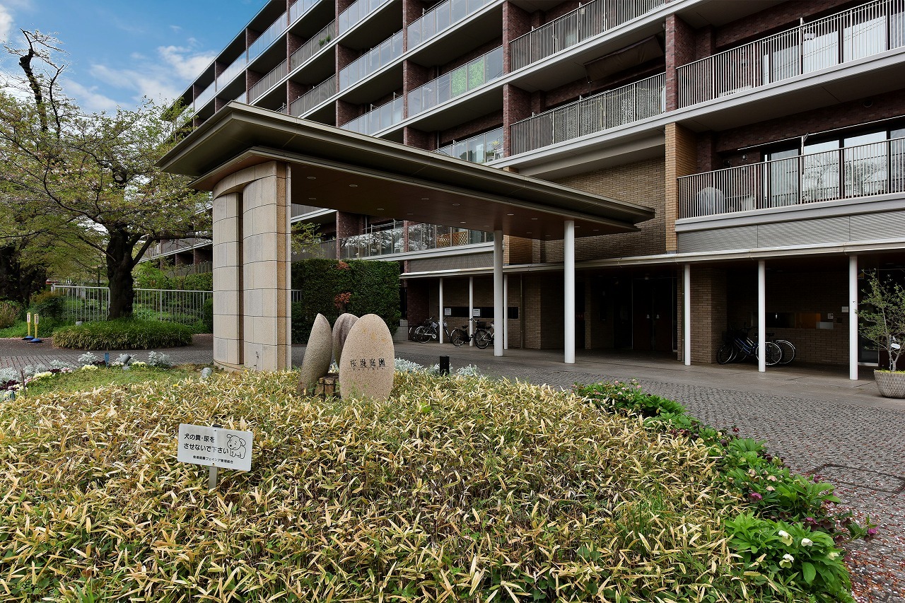 【エントランス】重厚感あふれるエントランス。敷地内には、ゲストルームやキッズルームが備わった共用棟「サクラハウス」が設けられています。