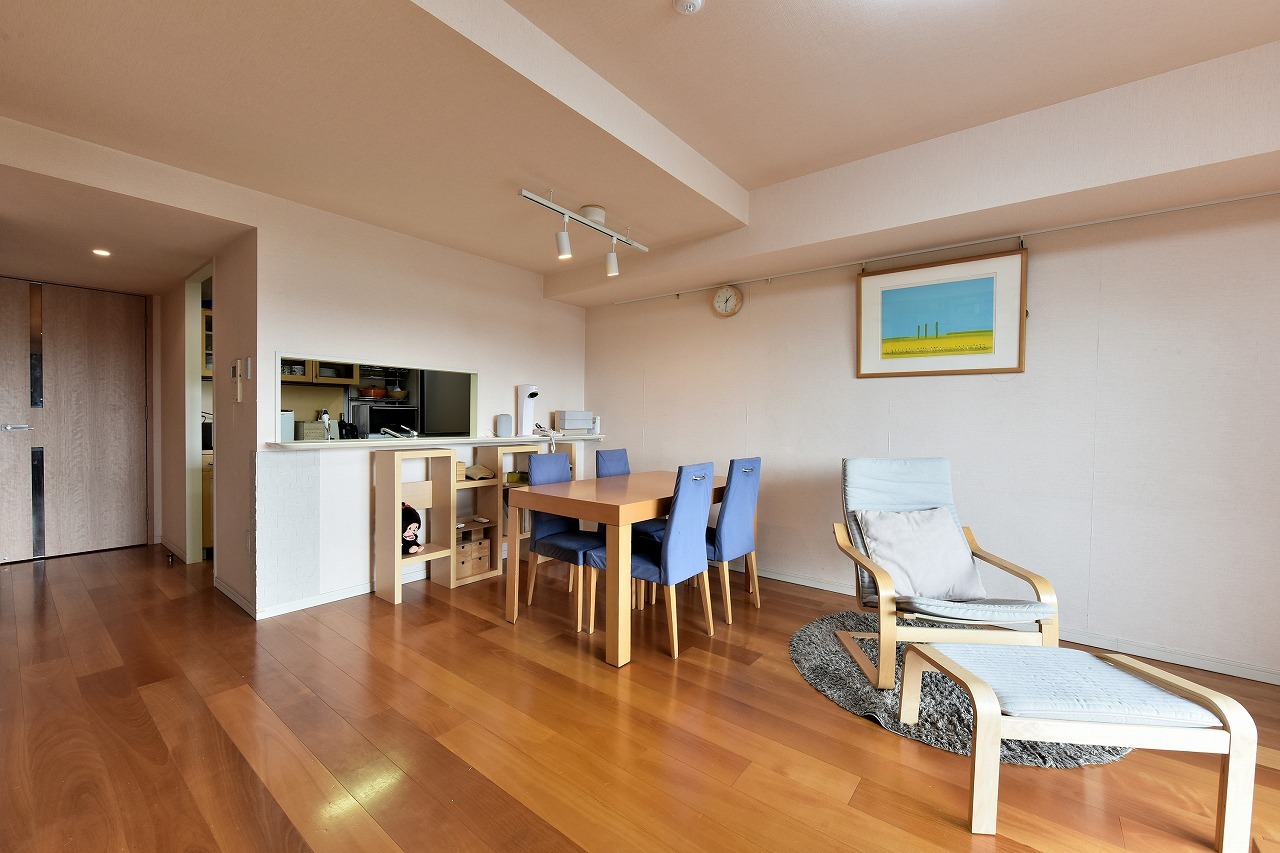 【LD/約13.0帖】キッチンからリビング全体を見渡せる、コミュニケーションを育む設計。お料理中もご家族やゲストとの会話が楽しめます。