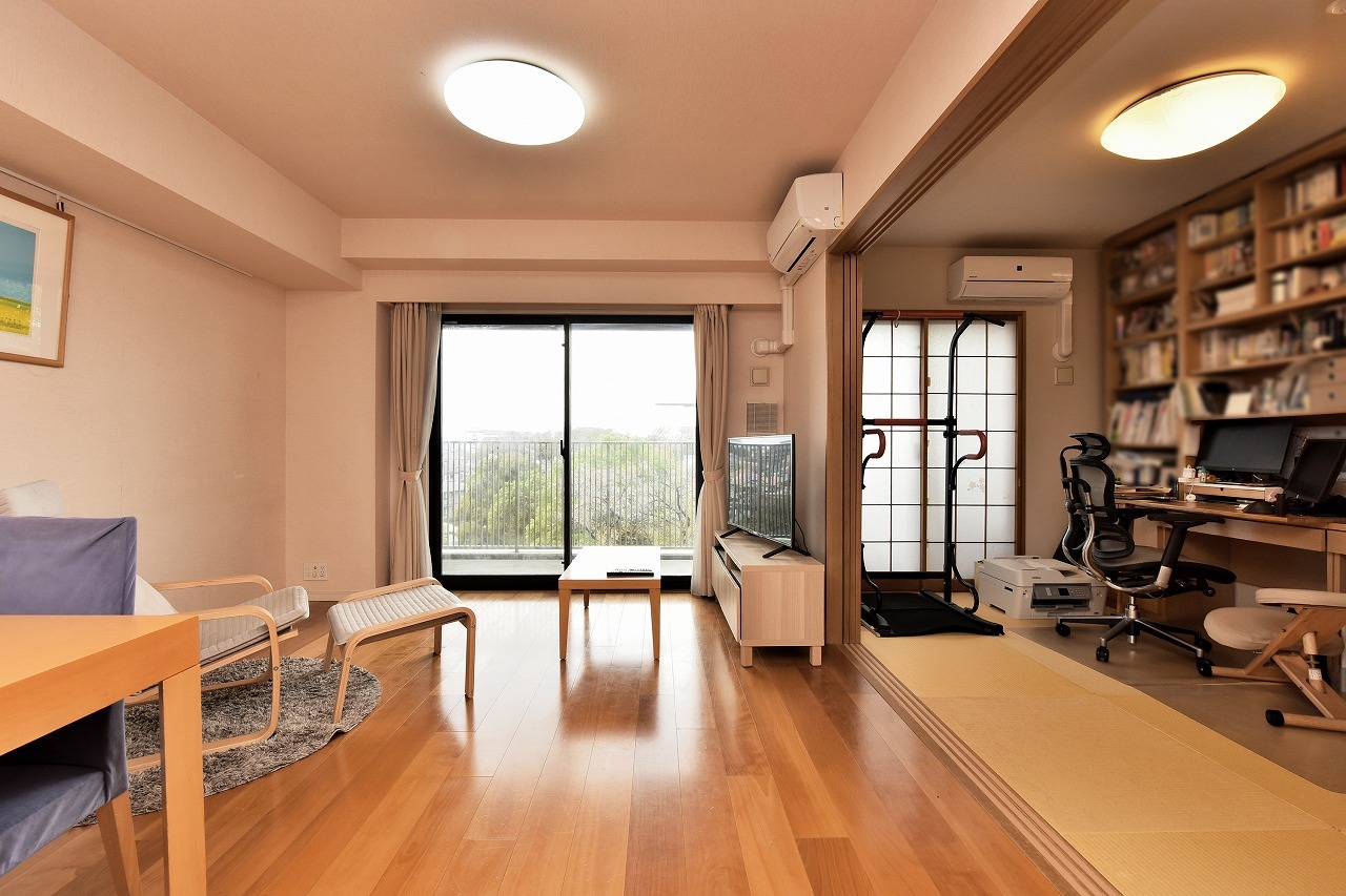 【LD/約13.0帖】リビングとフラットにつながる和室は、お子様のプレイスペースやお昼寝にも。扉を閉めれば客間としても使える、使い勝手の良い空間です。