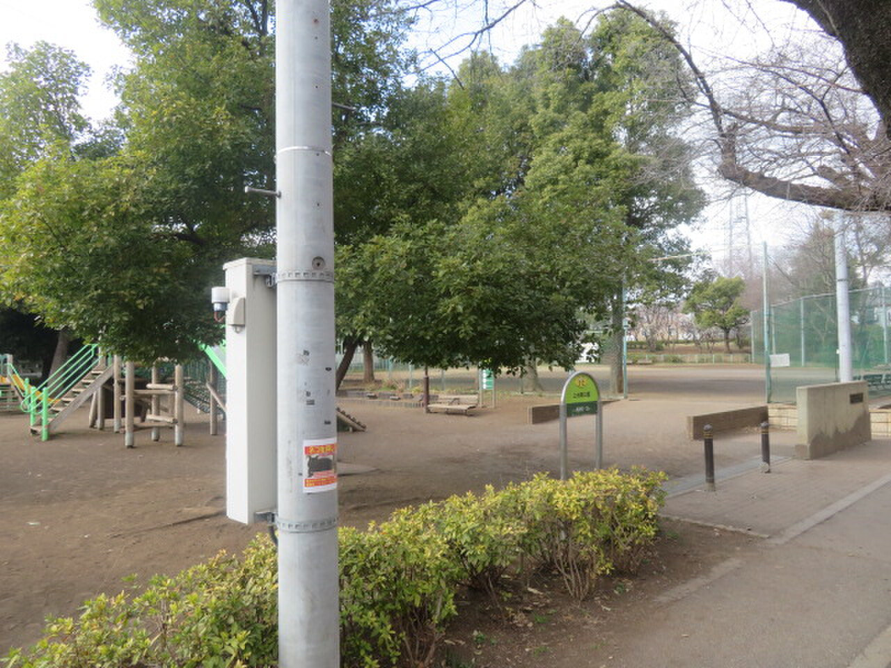 住宅街にありながら、のびのびと遊べる広々とした公園。丸太渡りや壁登り、すべり台など、お子様の成長に合わせてチャレンジできる遊具が設置されています。