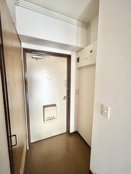 玄関横には電気温水器がございます