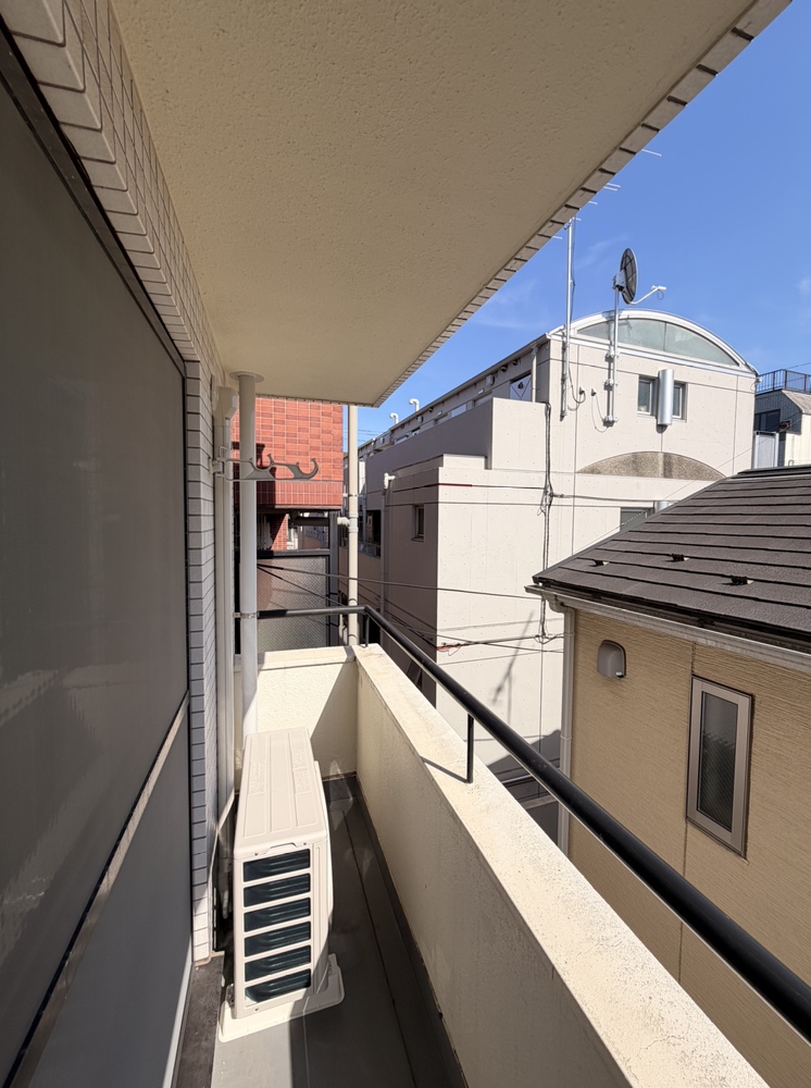【バルコニー】洋室から出入りできる、南向きのバルコニー。陽光が降り注ぎ、洗濯物が気持ちよく干せます。物干し金具が設置されています。