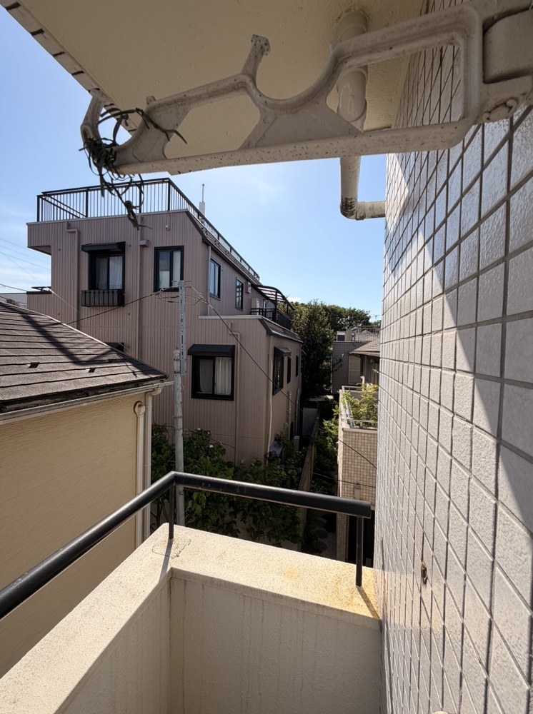 【バルコニー】3階部分、用途によって使い分けできる南・北向きの2面にバルコニーが設置されています。布団や洗濯物を同時にたくさん干すことができそうです。