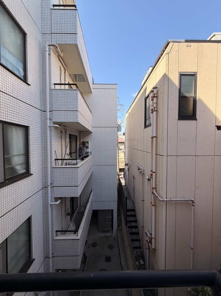 【住戸からの眺望】京王井の頭線「浜田山」駅まで徒歩2分の立地。駅周辺にはコンビニやスーパーなどが揃い、生活至便なエリアです。※眺望は将来に渡って保証するものではありません。