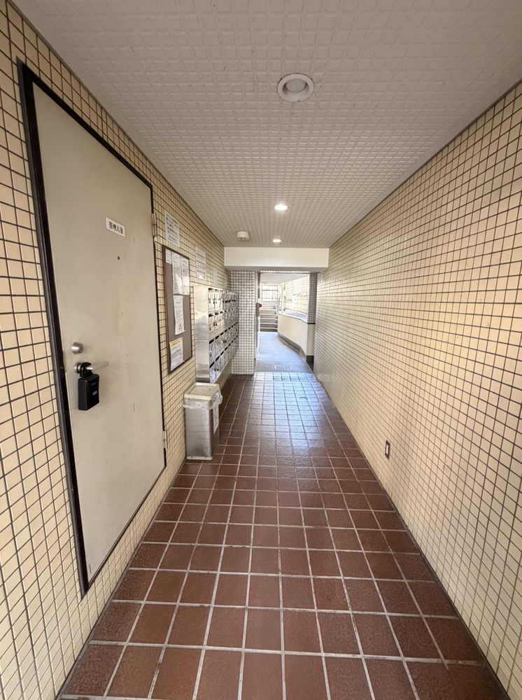 【共用部/廊下】明るい雰囲気のエントランスを入ると、管理人室が設置されています。管理会社は保全管財(株)、管理形態は巡回です。