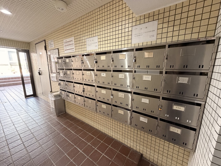 【共用部/集合ポスト】総戸数31戸、RC造5階建のマンション。エントランスに集合ポストが設置されています。郵便受けに鍵をつけることができる仕様です。