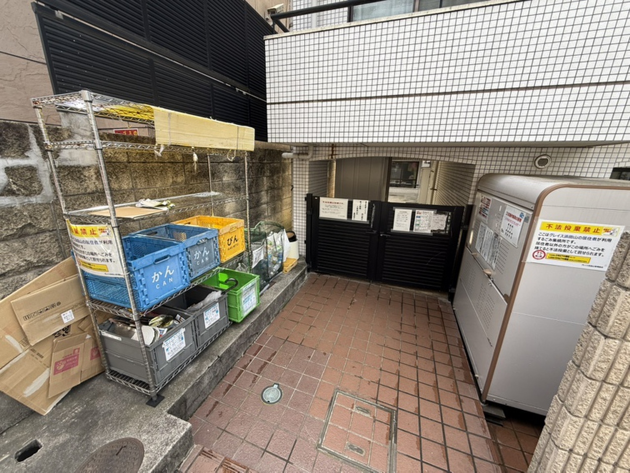 【ゴミ置き場】マンション敷地内のゴミ置き場の様子です。コンテナが設置されているため、カラスなどにゴミを荒らされる心配が少ないです。遠くまでゴミを捨てに行く必要がなく便利です。