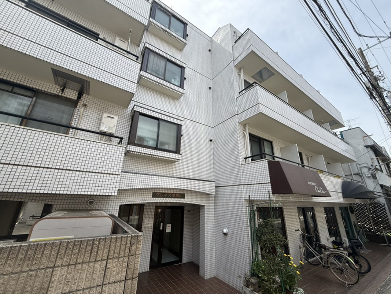 【現地外観写真】2026年5月、キッチン・浴室・トイレ・フローリング・各室クロス新規張替えなど内装リフォーム完了予定。きれいなお部屋で気持ちよく新生活がスタートできます。