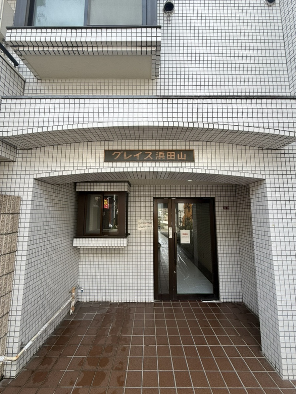 【エントランス】白タイル張りの新耐震基準マンション。地上5階建の3階部分に位置します。2013年外壁など大規模修繕工事履歴あり。