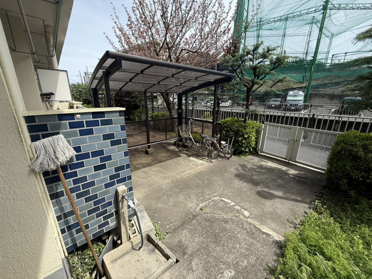 【駐輪場】屋根付きの駐輪場が設けられています。雨や直射日光から大切な自転車が守られます。空き状況や料金など、詳しくはお気軽にお問い合わせくださいませ。