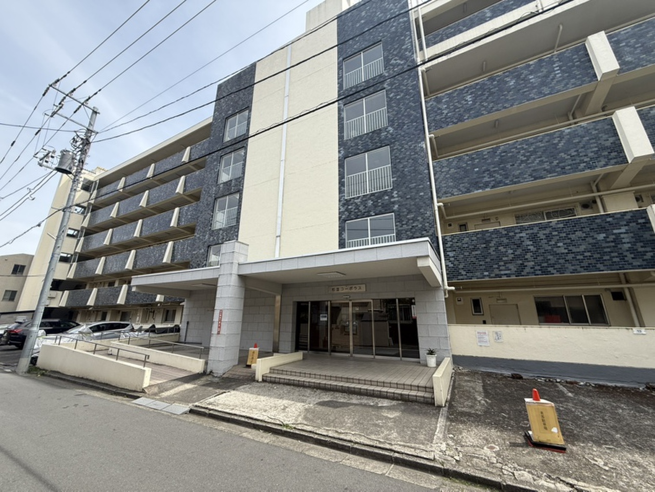 【杉並コーポラス】地上7階建て、総戸数72戸のマンションです。JR中央線・総武線「西荻窪」駅まで徒歩9分と好立地。駅周辺には、飲食店や商業施設が点在しています。