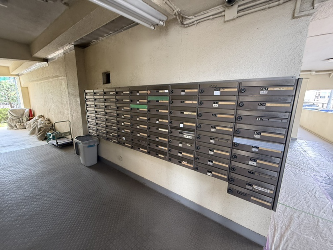 【集合ポスト】マンション内には、ダイヤル式の集合ポストが備わっています。住民以外がお部屋に近づかず、防犯対策としても◎雨にぬれずに郵便物を取りに行けるため便利です。