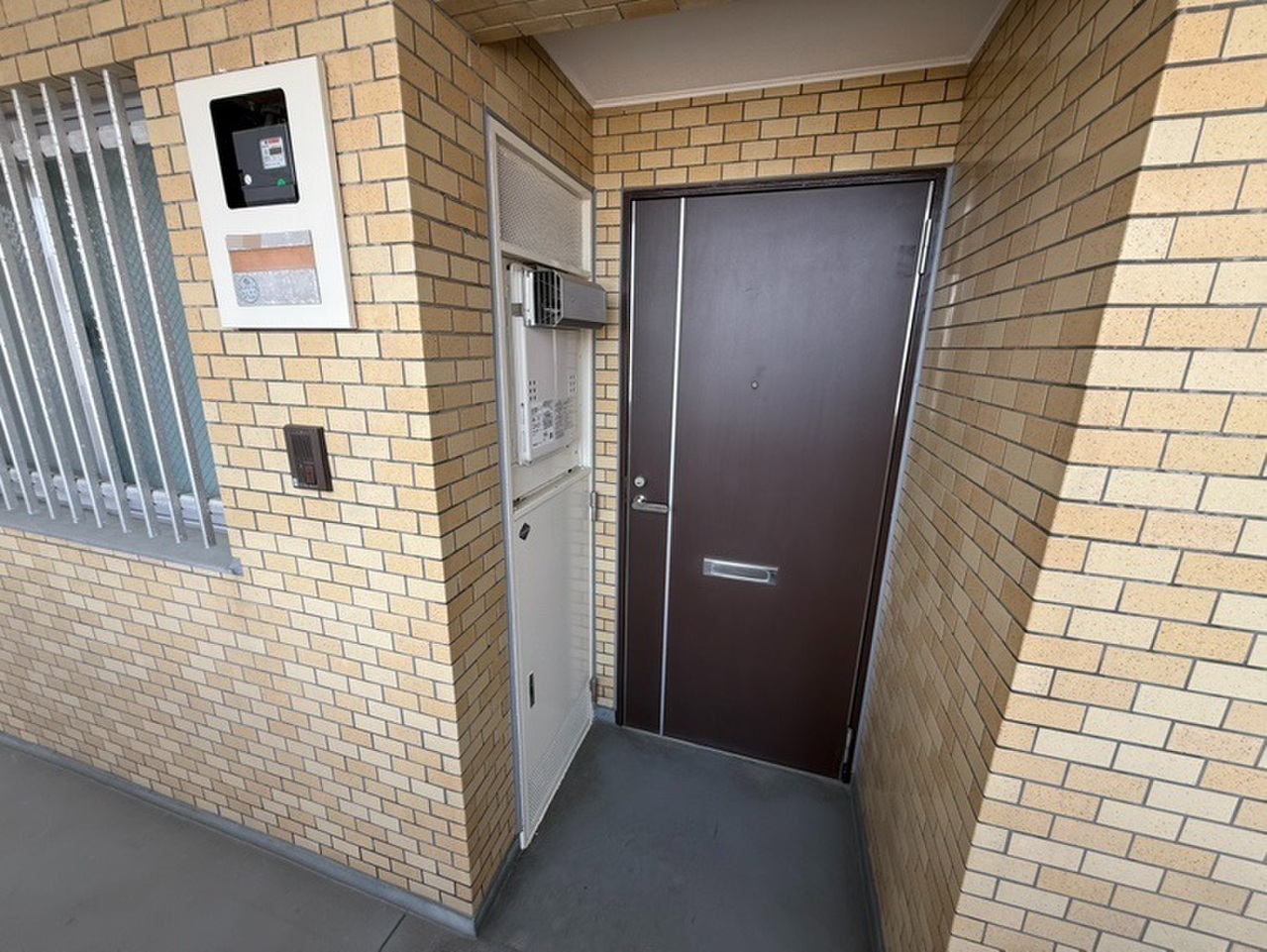 【玄関】地上5階建の2階部分に位置します。大切なペットと暮らせるマンション(飼育細則あり)。これからペットを飼うことを検討している方にもおすすめです。