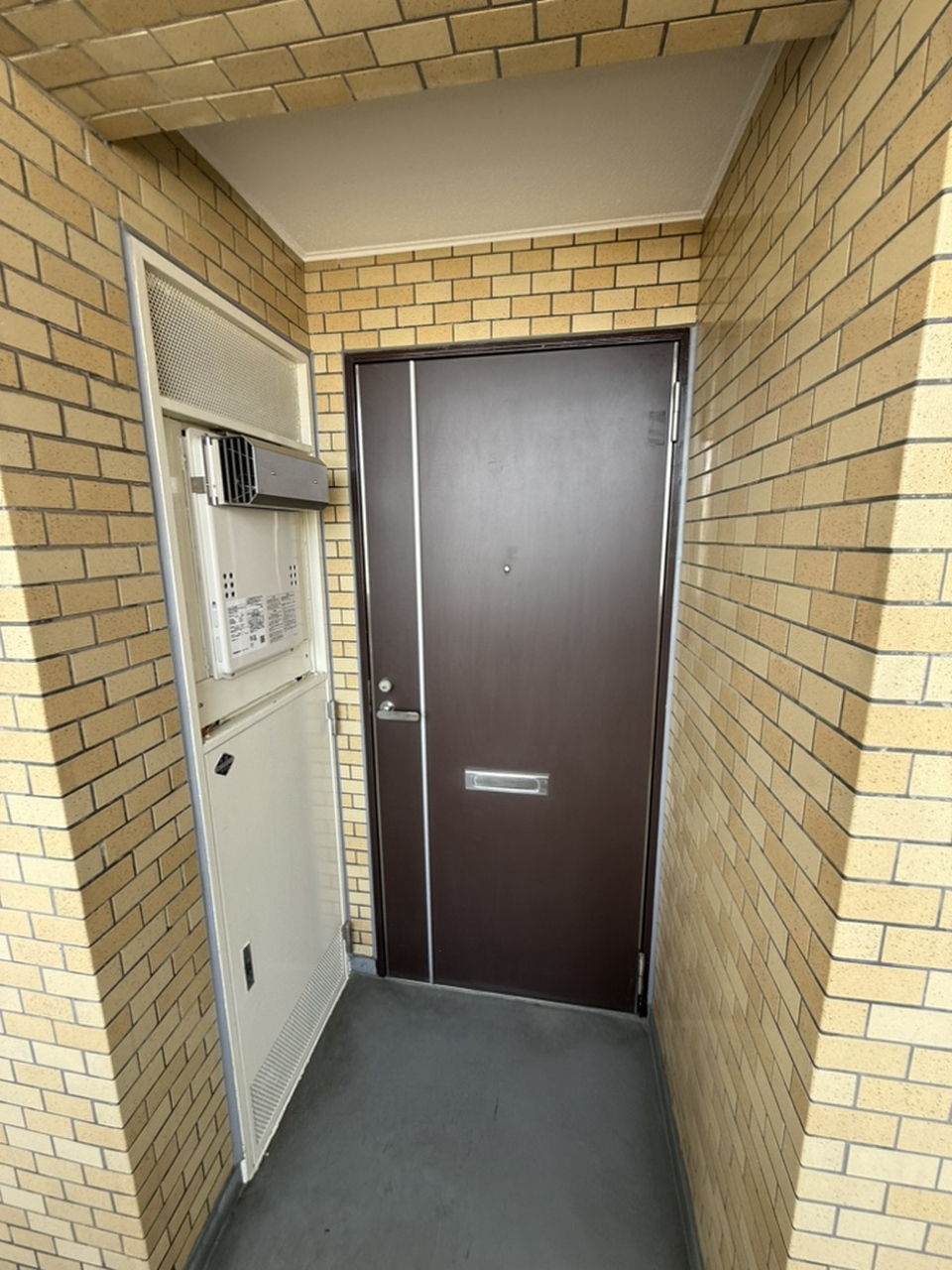 【玄関】落ち着いたブラウンの玄関扉が採用されています。外壁とのコントラストが印象的。帰宅する家族を優しく迎え入れてくれそうです。