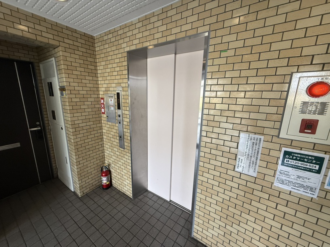 【エレベーター】マンションにはエレベーターが設置されているので、重たい荷物を持っている際やベビーカー利用時も心強いです。