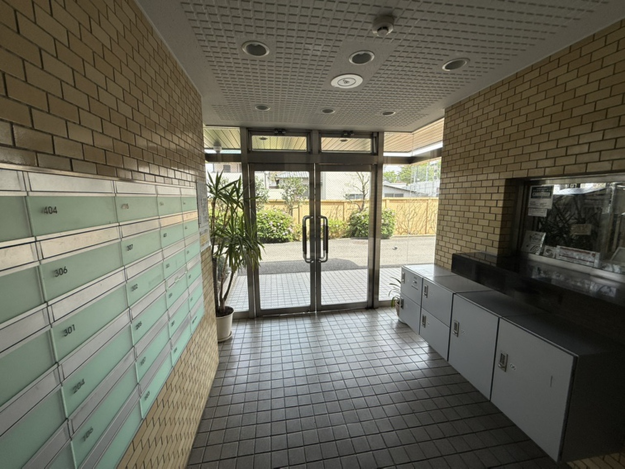 【エントランス】エントランス内に郵便ポストが設置されています。雨の日も濡れることなく郵便物を確認することができます。