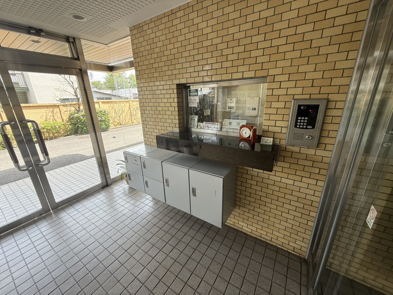 【エントランス】防犯カメラやオートロックが採用されており、セキュリティ面に配慮されたマンションです。