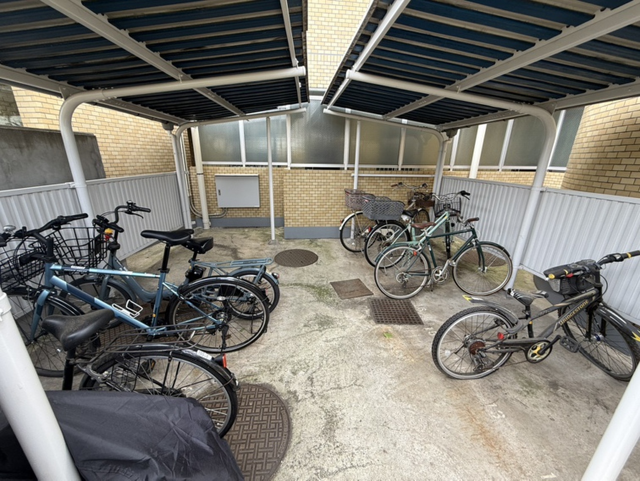 【駐輪場】屋根付きのため、大切な自転車が雨や直射日光から守られます。空き状況や料金などはお気軽にお問い合わせください。