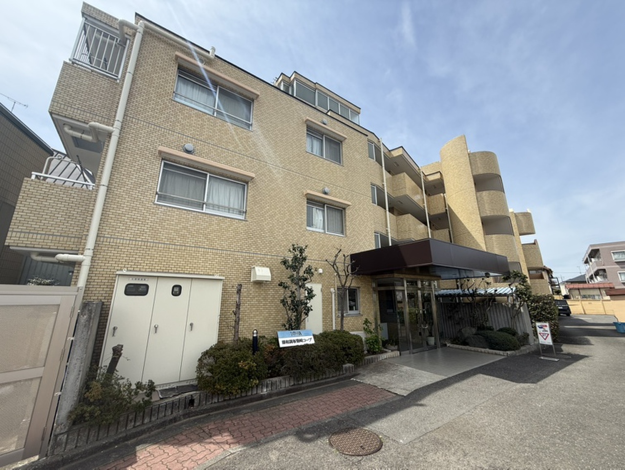 【現地外観写真】スーパーや飲食店、ドラッグストアなどが入ったショッピングセンター、キテラタウン調布まで徒歩4分(約300m)。お買い物に便利な住環境です。